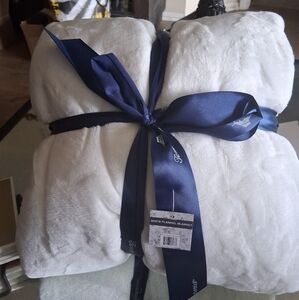 Tommy Bahama Plaid Flannel Sherpa Blanket  50" x 70"  Plush Paradise Collection.